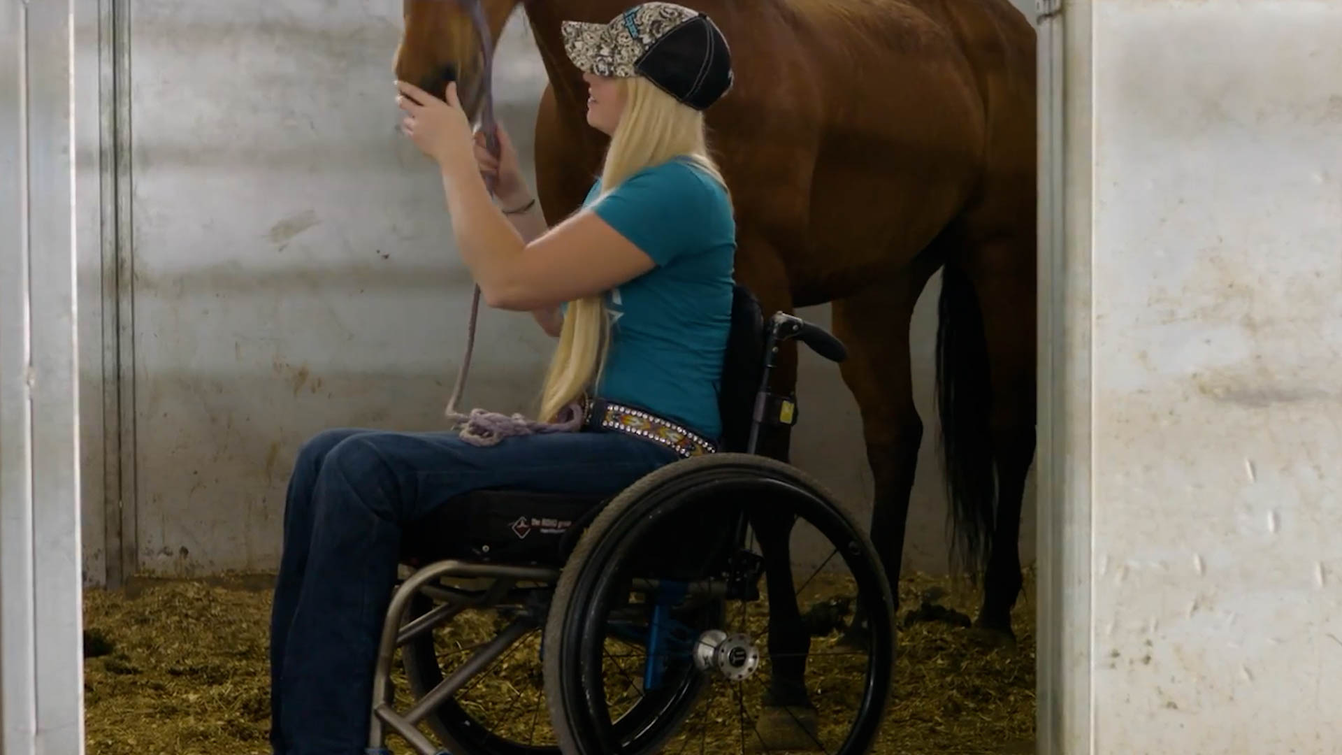 In barrel racing, every movement guides the horse.